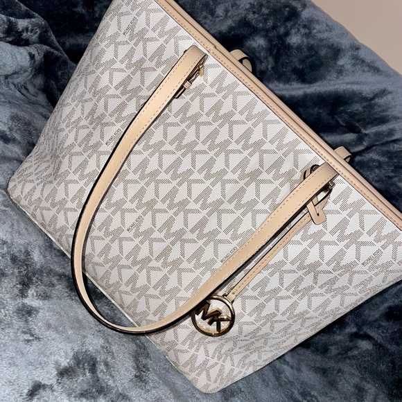 Michael Kors Handbags - Michael Kors Jet Set Travel Tote Bag